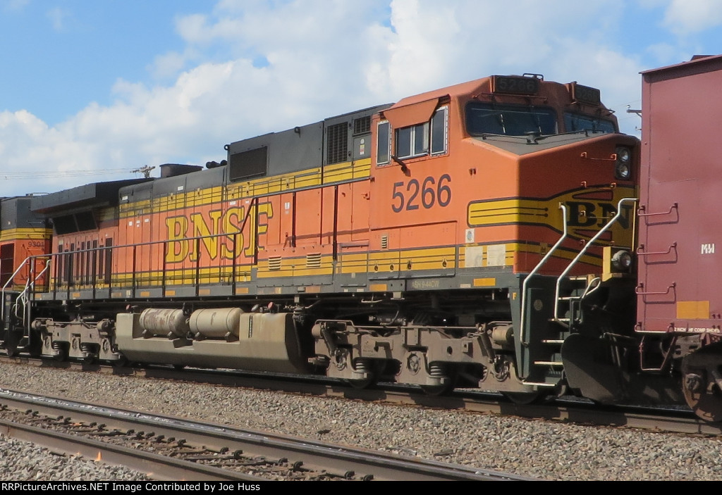 BNSF 5266